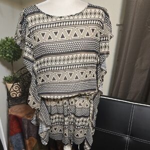 Jessica Simpson Black and Cream Geometric Blouse